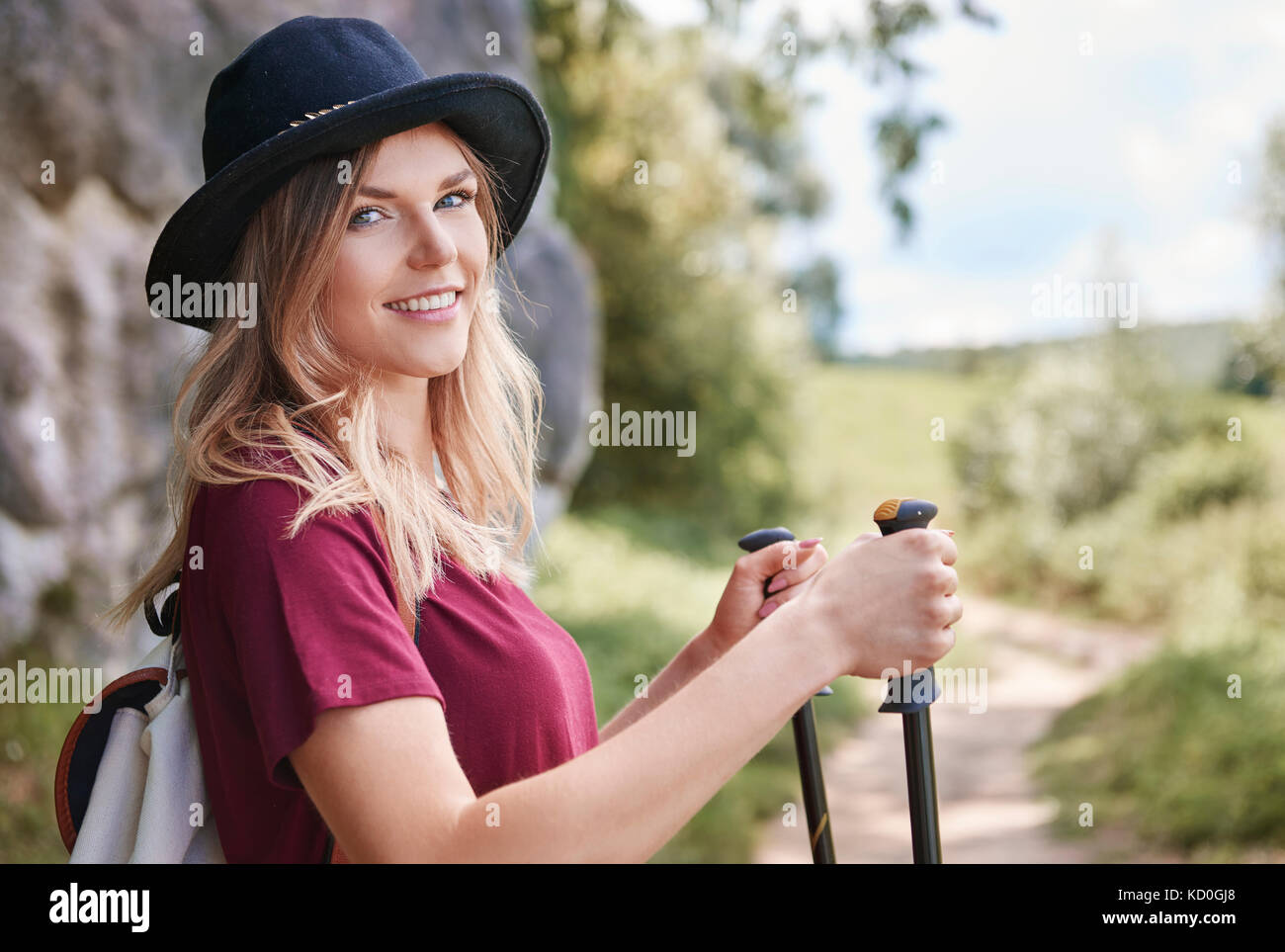 Ritratto di donna con walking guardando la telecamera sorridendo, Cracovia, malopolskie, Polonia, europa Foto Stock