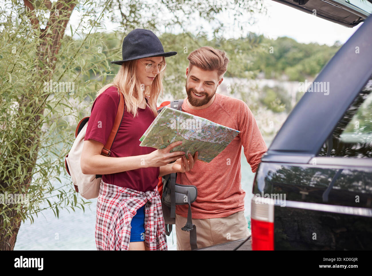 Giovane guardando la mappa, Cracovia, malopolskie, Polonia, europa Foto Stock