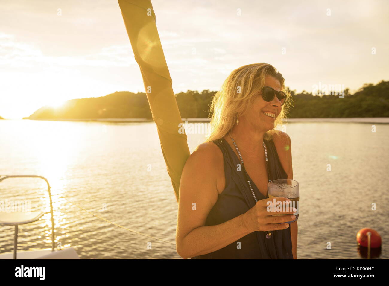 Donna relax su yacht al tramonto, koh rok noi, Thailandia, asia Foto Stock