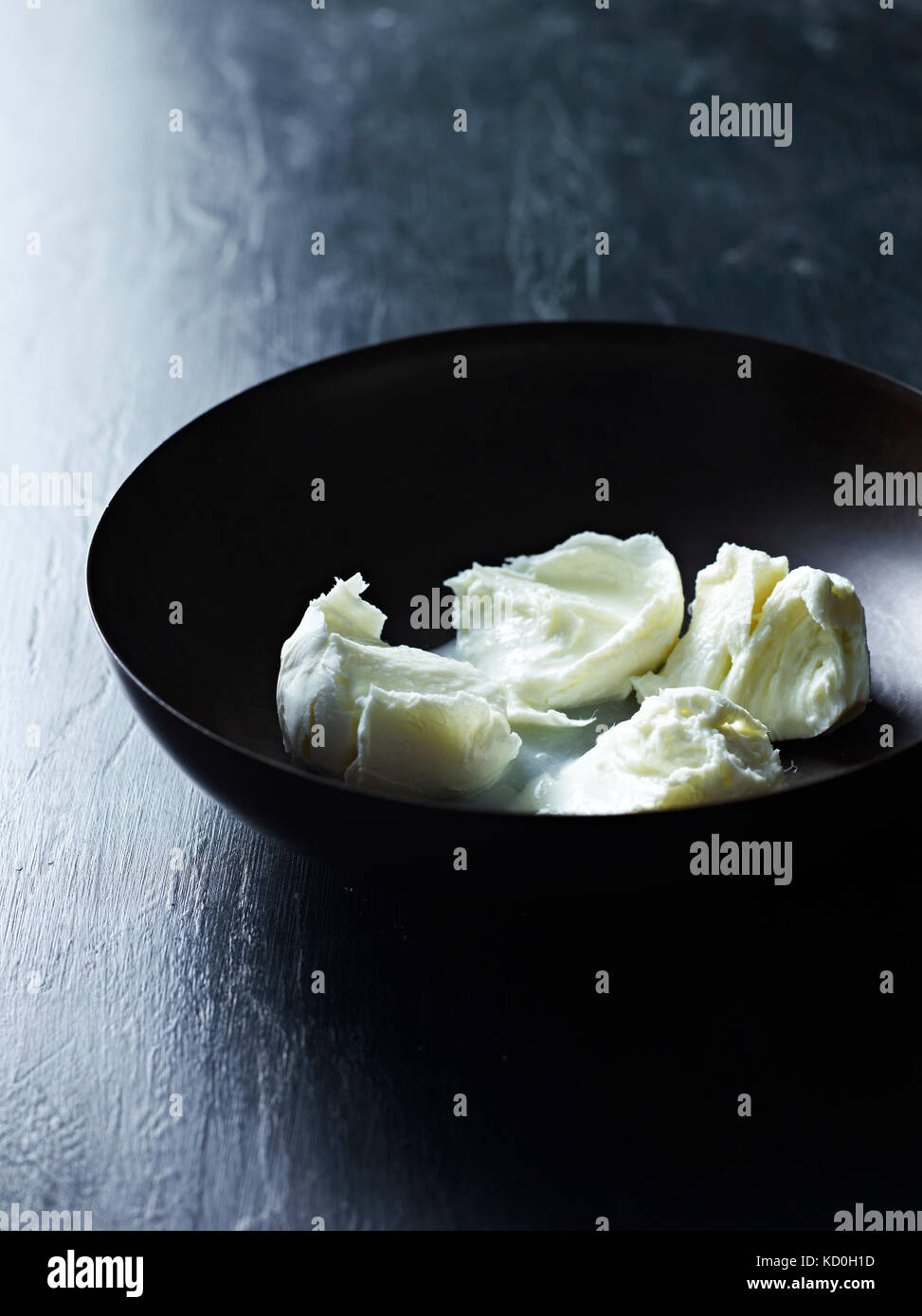 Strappato mozzarella di bufala nella ciotola, close-up Foto Stock