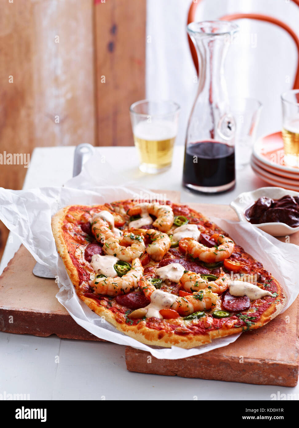 Di stile Spagnolo pizza sulla scheda servente Foto Stock