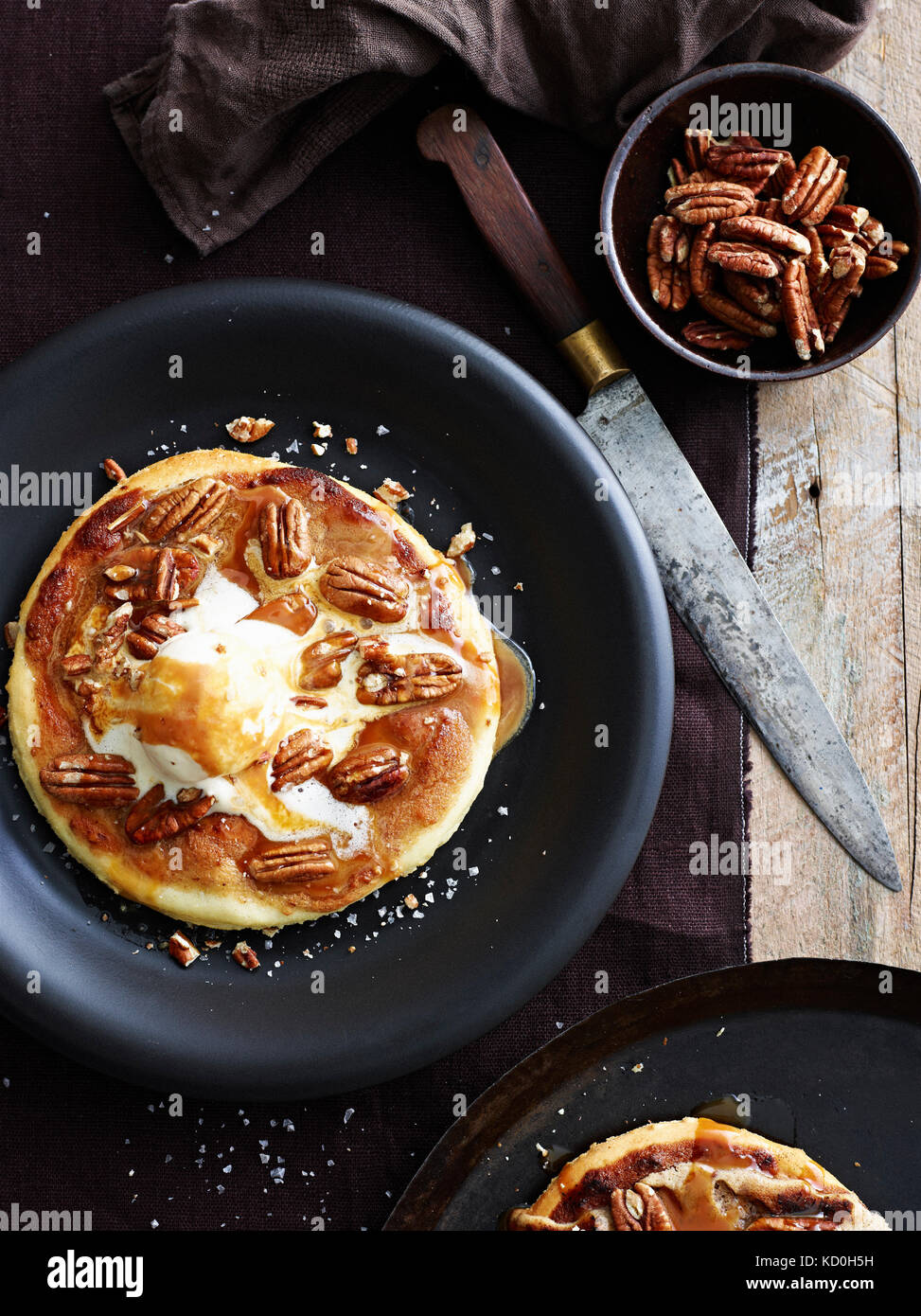 Base per pizza con le noci pecan e caramello salato, vista aerea Foto Stock