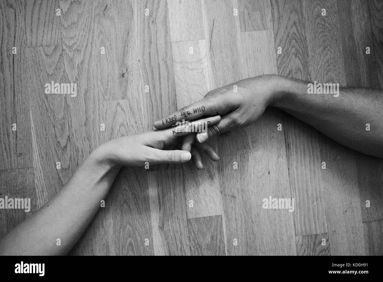 Giovane, mani toccano, iscritto su indice delle dita, close-up Foto Stock