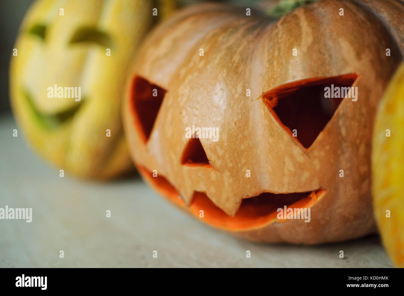 Tre jack-o'-lanterne da zucca e meloni sul tavolo da cucina. concetto sfondo halloween Foto Stock