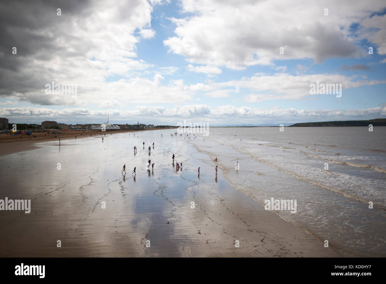 Elevata vista distante di persone in spiaggia sul giorno nuvoloso Foto Stock
