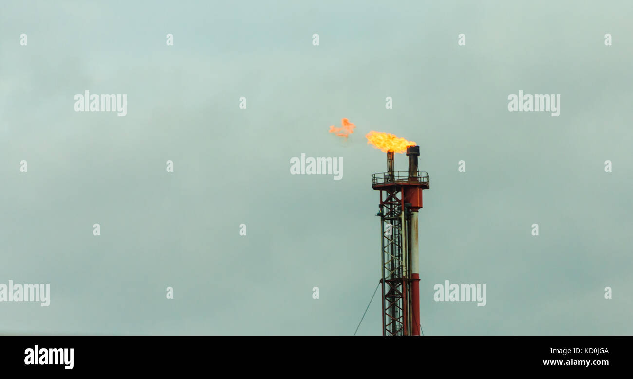 I fumi di carburante bruciando nella parte superiore di una piattaforma petrolifera Foto Stock
