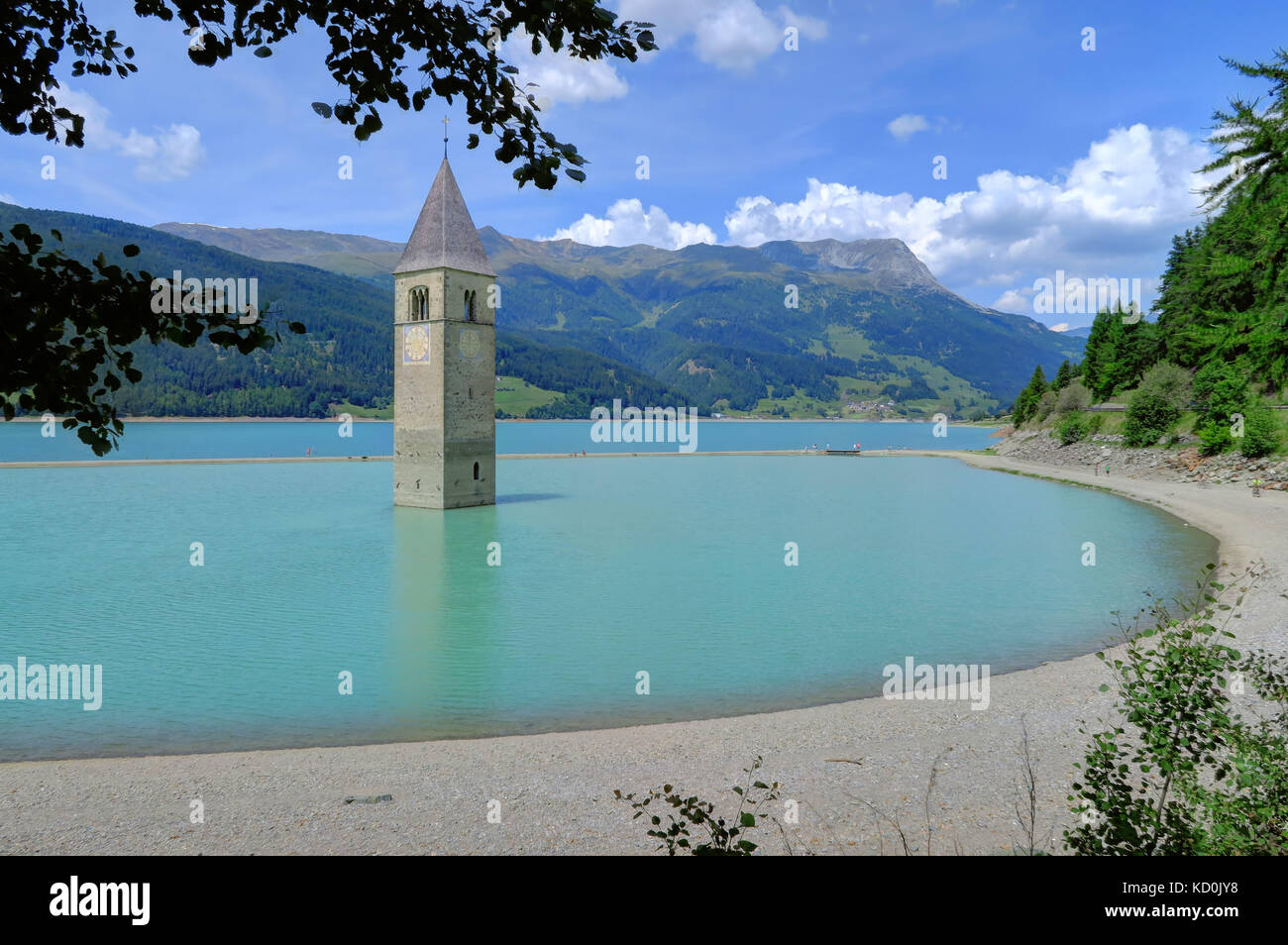 Lago reschensee in alto adige, italia, nei pressi di Austria e Svizzera. Foto Stock