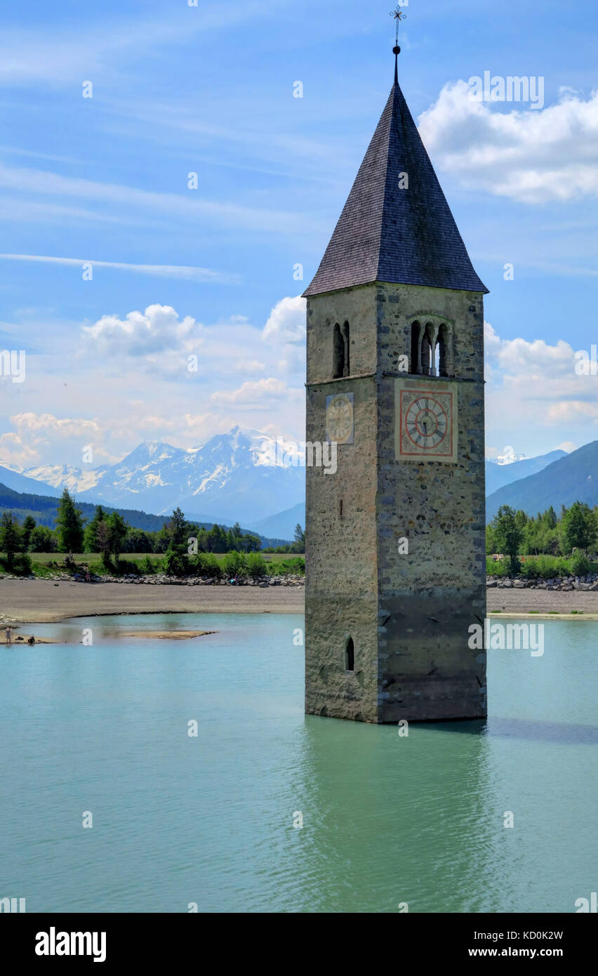 Lago reschensee in alto adige, italia, nei pressi di Austria e Svizzera. Foto Stock