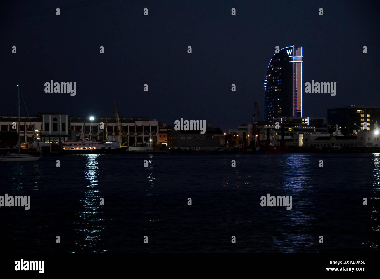 L'Hotel W, noto anche come Hotel Vela, dal porto di Barcellona. Credito: Alamy / Karal Pérez Foto Stock