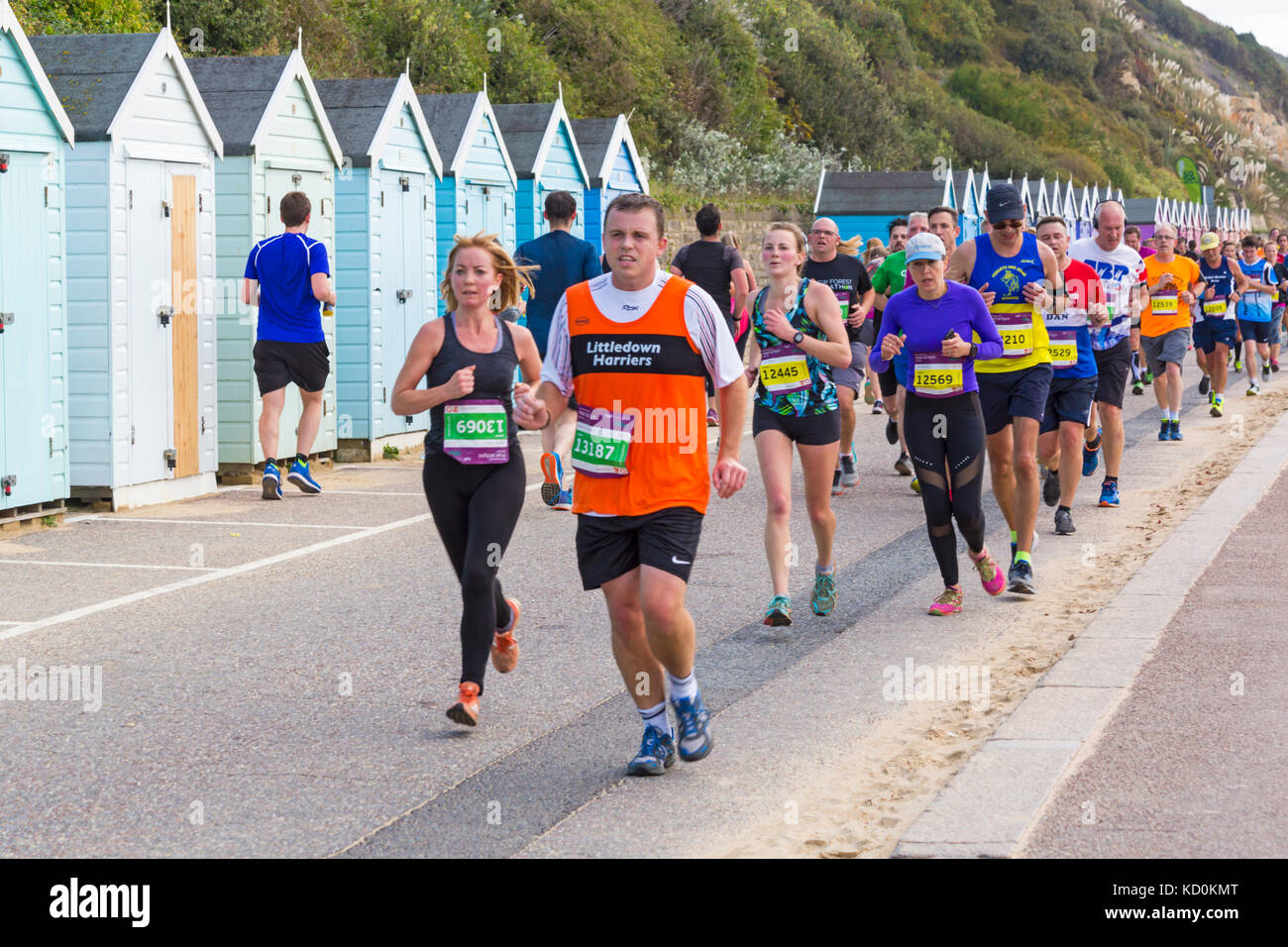 Bournemouth Dorset, Regno Unito. 8 Ott, 2017. Il giorno finale della Maratona di Bournemouth Festival prende il via con la maratona e mezza maratona. Mezza maratona come il tempo si fa più caldo e più soleggiato e temperature aumento. Credito: Carolyn Jenkins/Alamy Live News Foto Stock