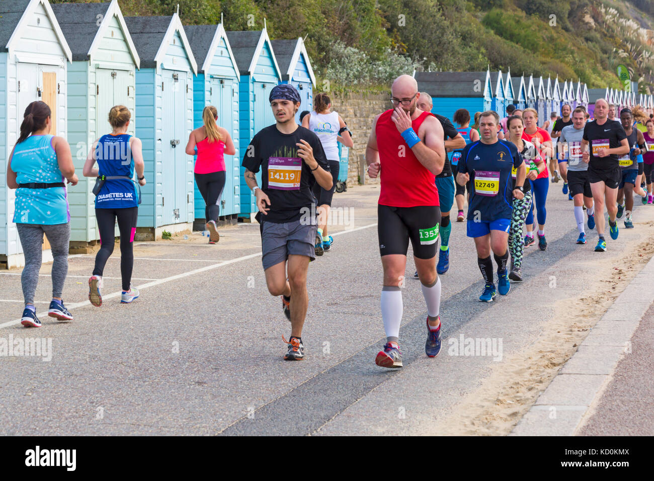 Bournemouth Dorset, Regno Unito. 8 Ott, 2017. Il giorno finale della Maratona di Bournemouth Festival prende il via con la maratona e mezza maratona. Mezza maratona come il tempo si fa più caldo e più soleggiato e temperature aumento. Credito: Carolyn Jenkins/Alamy Live News Foto Stock