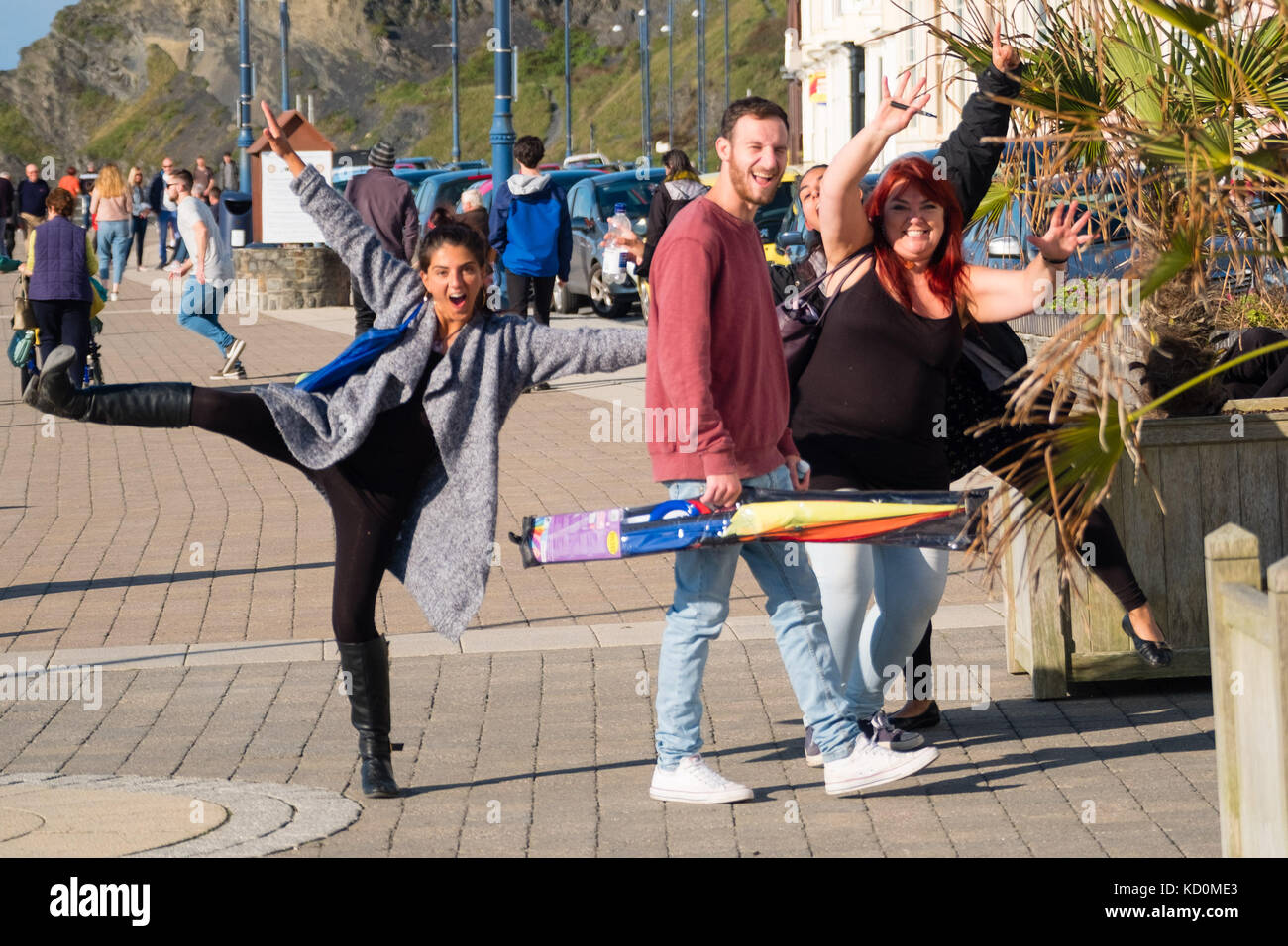 Aberystwyth Galles Regno Unito, domenica 08 ottobre 2017 Regno Unito Meteo: Le persone al mare di Aberystwyth Galles si godono un autunno meravigliosamente caldo e soleggiato foto Sundayafternoon credito: Keith Morris/Alamy Live News Foto Stock