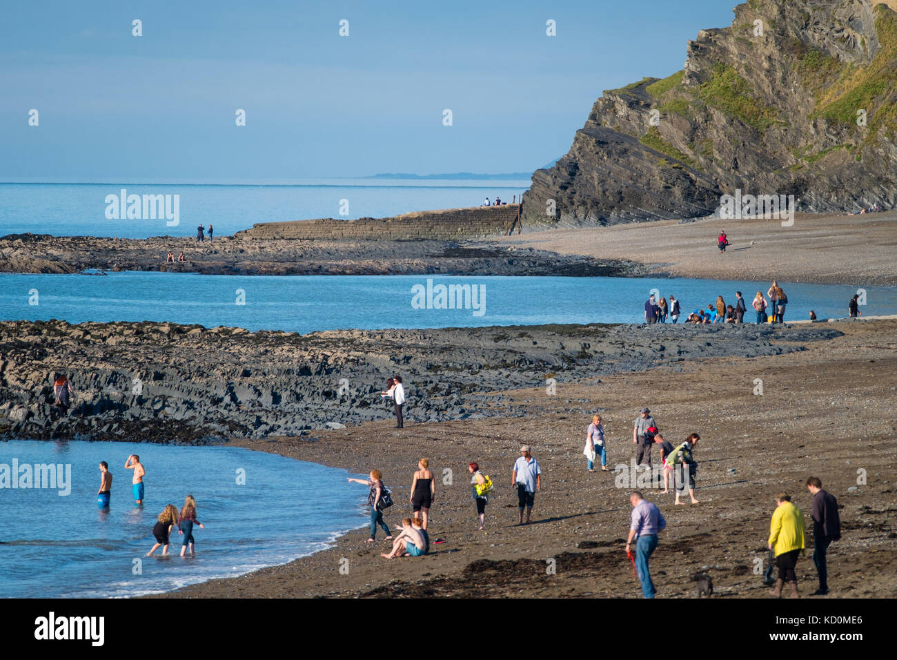 Aberystwyth Wales UK, domenica 08 ottobre 2017 uk meteo: persone al mare in aberystwyth wales godendo una giornata in spiaggia su un meraviglioso sole e caldo autunno sundayafternoon Photo credit: keith morris/alamy live news Foto Stock