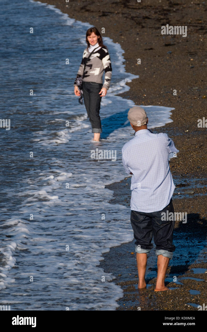 Aberystwyth Galles Regno Unito, domenica 08 ottobre 2017 Regno Unito Meteo: Le persone al mare di Aberystwyth Galles si godono un autunno meravigliosamente caldo e soleggiato foto Sundayafternoon credito: Keith Morris/Alamy Live News Foto Stock
