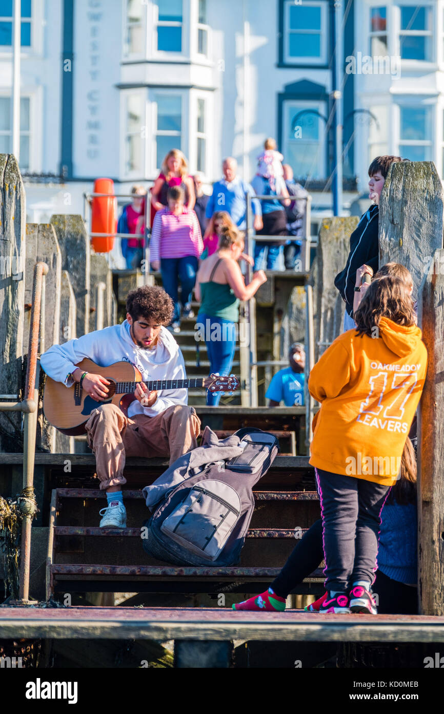 Aberystwyth Wales UK, domenica 08 ottobre 2017 uk meteo: persone al mare in aberystwyth wales godendo di un meraviglioso sole e caldo autunno sundayafternoon Photo credit: keith morris/alamy live news Foto Stock