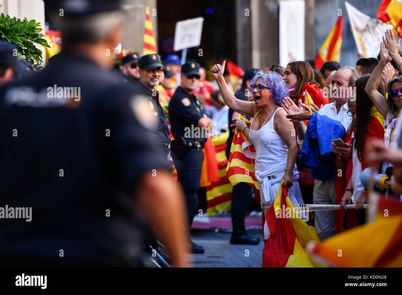 Barcellona, Spagna. 8 Ott, 2017. Una donna dimostra a sostegno della guardia civile durante il rally contro l'indipendenza catalana credito: Piero cruciatti/alamy live news Foto Stock
