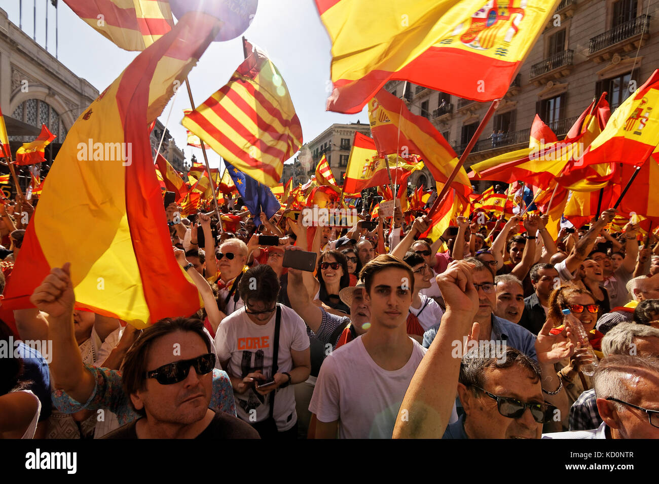 Barcellona, in Catalogna, Spagna. Il giorno 08 ottobre 2017. Tutti i tipi di persone che frequentano la dimostrazione sventolando spagnolo e catalano il flag. Quasi 900.000 persone frequentano l'anti-indipendenza manifestazione di Barcellona, organizzato dalla civile Societat Catalana, il più importante pro-unità organizzazione.Questo può essere considerato un grande successo per l'anti-movimento indipendente. Tutti i tipi di persone, compresi gli anziani, le famiglie, le coppie e i bambini hanno dimostrato pacificamente contro l indipendenza della Catalogna vicino La Estacion de Francia stazione ferroviaria. Karl Burkhof/Alamy Live News Foto Stock