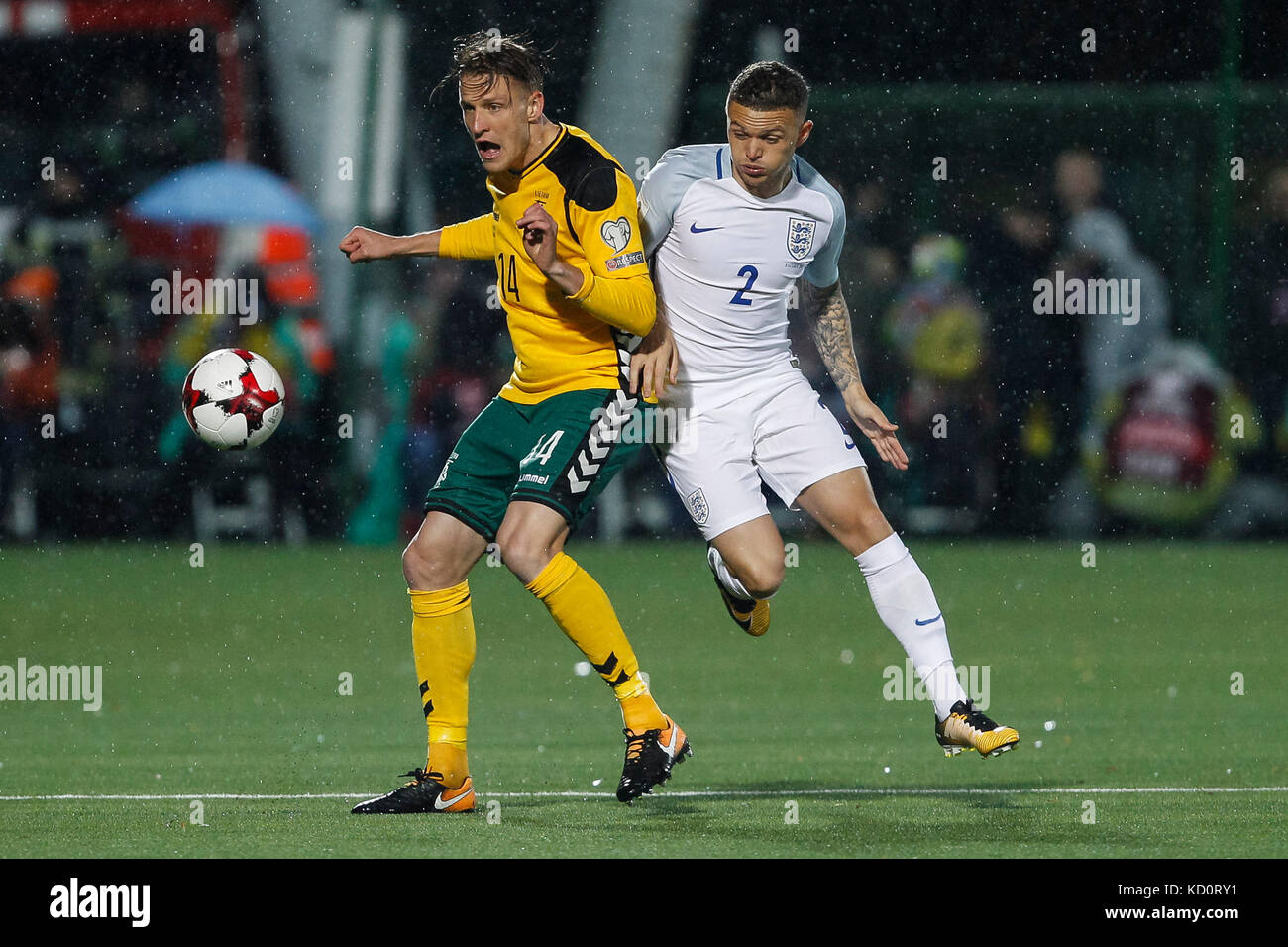 Vilnius, Lituania. 8 Ott, 2017. vykintas slivka della Lituania e kieran trippier di Inghilterra durante la Coppa del Mondo FIFA 2018 qualifica del gruppo f corrispondenza tra la Lituania e Inghilterra a lff stadium dell'8 ottobre 2017 a Vilnius, in Lituania. . Credit: immagini di phc/alamy live news Foto Stock