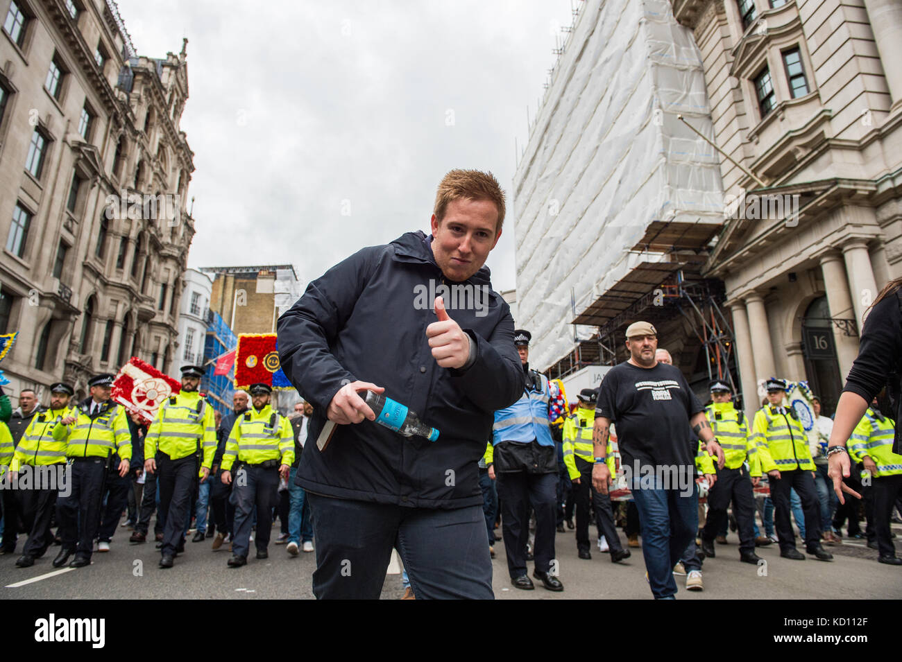 Londra, Regno Unito. 07Th Ottobre 2017. Street gruppo movimento 'Calcio Lads Alliance" ha tenuto una manifestazione contro il terrorismo e l'estremismo in centro a Londra. La manifestazione è stata organizzata da Giovanni Meighan (nella foto). Credito: Peter Manning/Alamy Live News Foto Stock