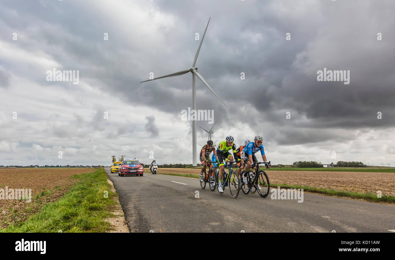 Le gault-saint-denis, Francia - ottobre 08, 2017: il distacco a cavallo su una strada in pianura con mulini a vento in un giorno nuvoloso durante la Parigi-tours di ciclismo su strada gara. Credito: radu razvan/alamy live news Foto Stock