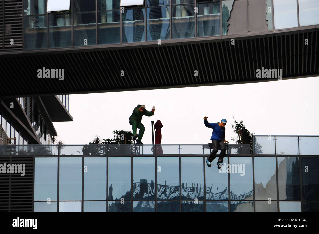 Chongqing, Chongqing, la Cina. 7 ott 2017. CHONGQING CINA-7ottobre 2017: (solo uso editoriale. Cina out).parkour performance può essere visto in un creative Industrial Park nel sud-ovest della Cina di Chongqing, Ottobre 7th, 2017. parkour è un nuovo sport che si sta sviluppando rapidamente in tutto il mondo. Lo scopo del parkour è di saltare, arrampicarsi o eseguire su qualsiasi tutte le scale, o recinto sul vostro percorso facilmente. Di solito è fatto in un ambiente cittadino. Credito: sipa asia/zuma filo/alamy live news Foto Stock