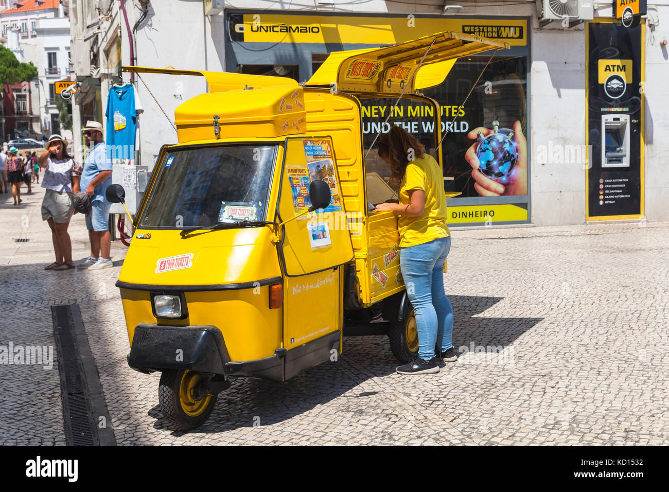Lisbona, Portogallo - agosto 12, 2017: giallo piaggio ape tre ruote di veicolo commerciale leggero come attrazioni turistiche biglietteria Foto Stock