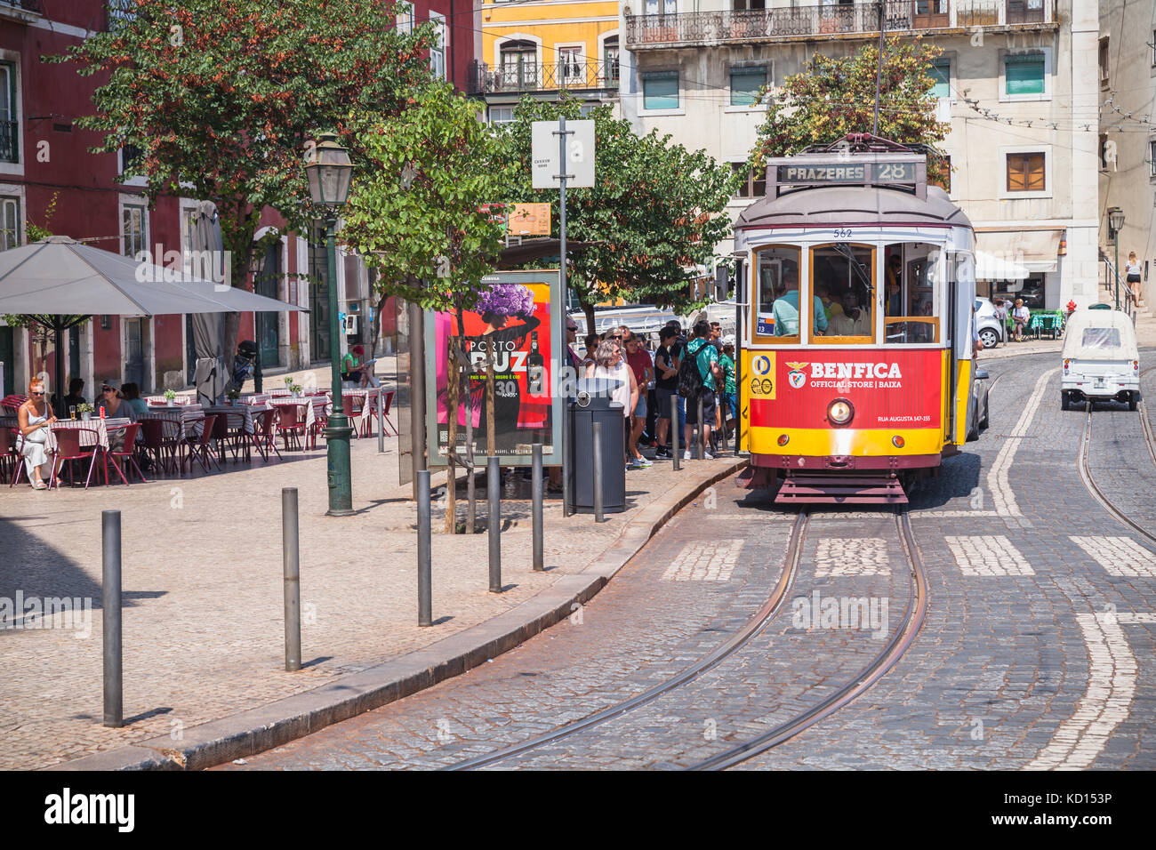 Lisbona, Portogallo - 13 agosto 2017: Il tram rosso e giallo corre lungo la strada di Lisbona, la gente comune e i turisti camminano nelle vicinanze Foto Stock