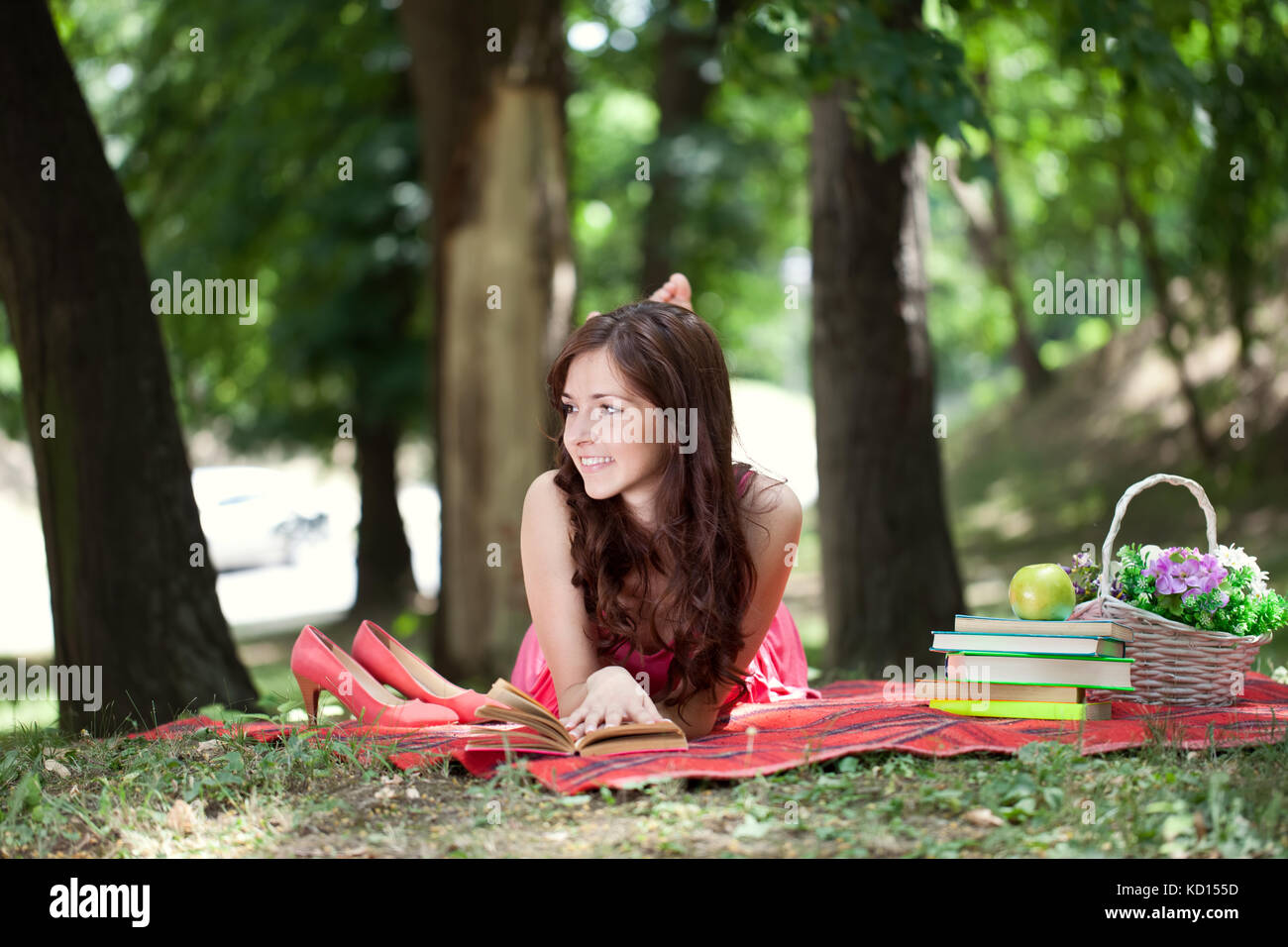 Giovane studente ragazza con libri relax nella natura Foto Stock
