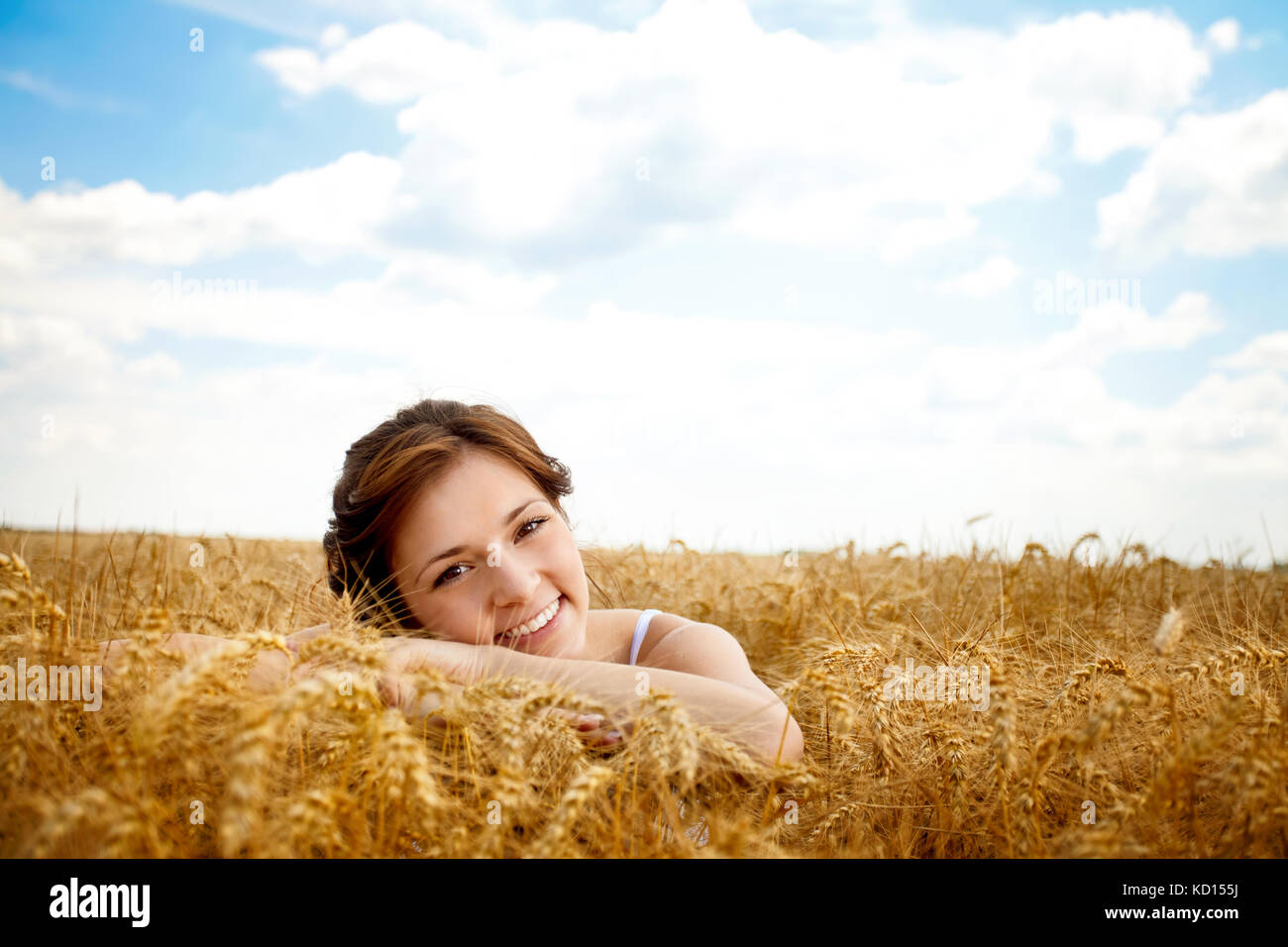 Ritratto di bella ragazza sorridente nel campo di grano Foto Stock