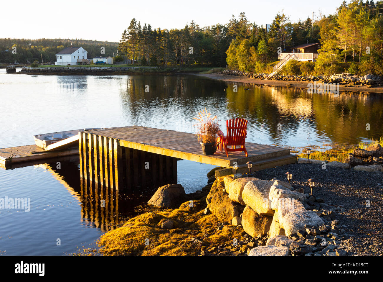 Sedia prato su Wharf, prospettiva bay, Nova Scotia, Canada Foto Stock