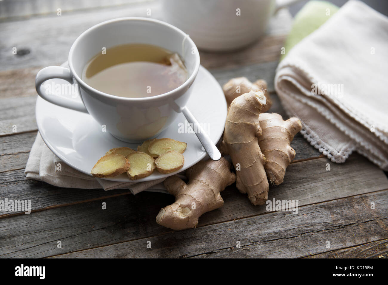 Il tè allo zenzero con radici di zenzero e le fette su tavola Foto Stock