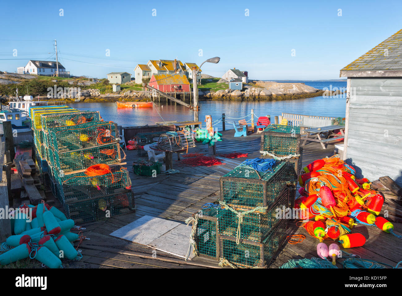 Attrezzi di pesca su Wharf, peggys cove, Nova Scotia, Canada Foto Stock