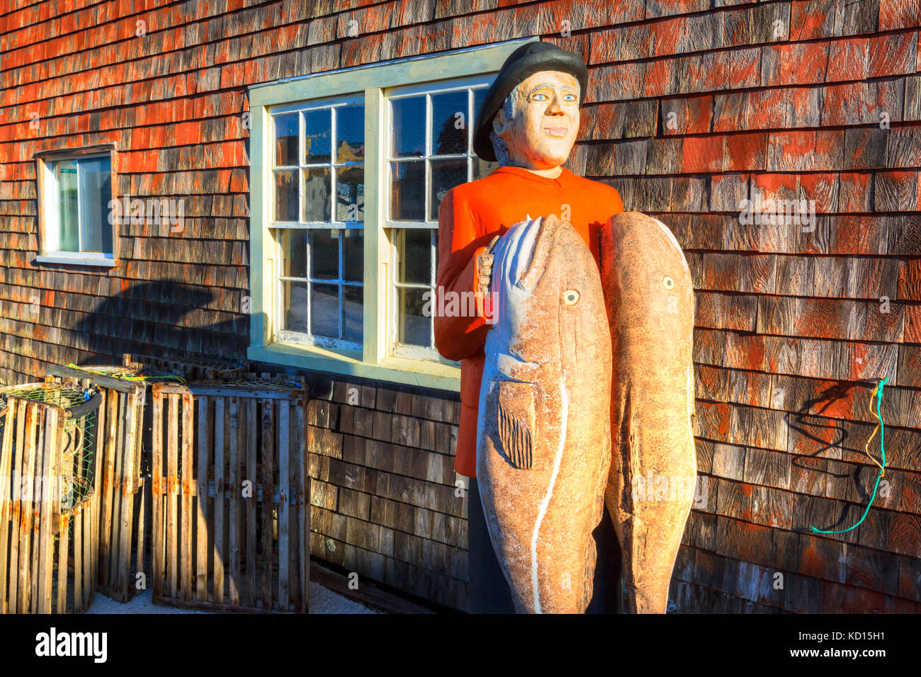 Statua del pescatore e baccalà, peggys cove, Nova Scotia, Canada Foto Stock