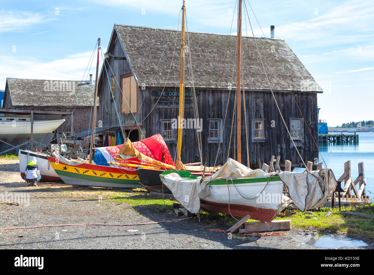 Barche in legno nella parte anteriore del negozio dory, lunenburg, Nova Scotia, Canada Foto Stock