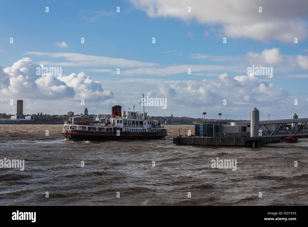 Il royal iris traghetto sul fiume Mersey, visto da Pier Head, Liverpool, Regno Unito. Foto Stock