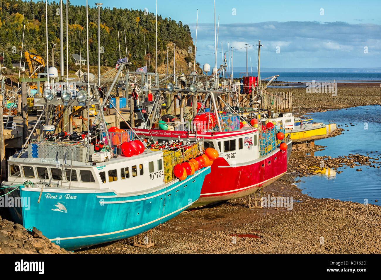 Barche da pesca a bassa marea, baia di Fundy, alma, New Brunswick, Canada Foto Stock