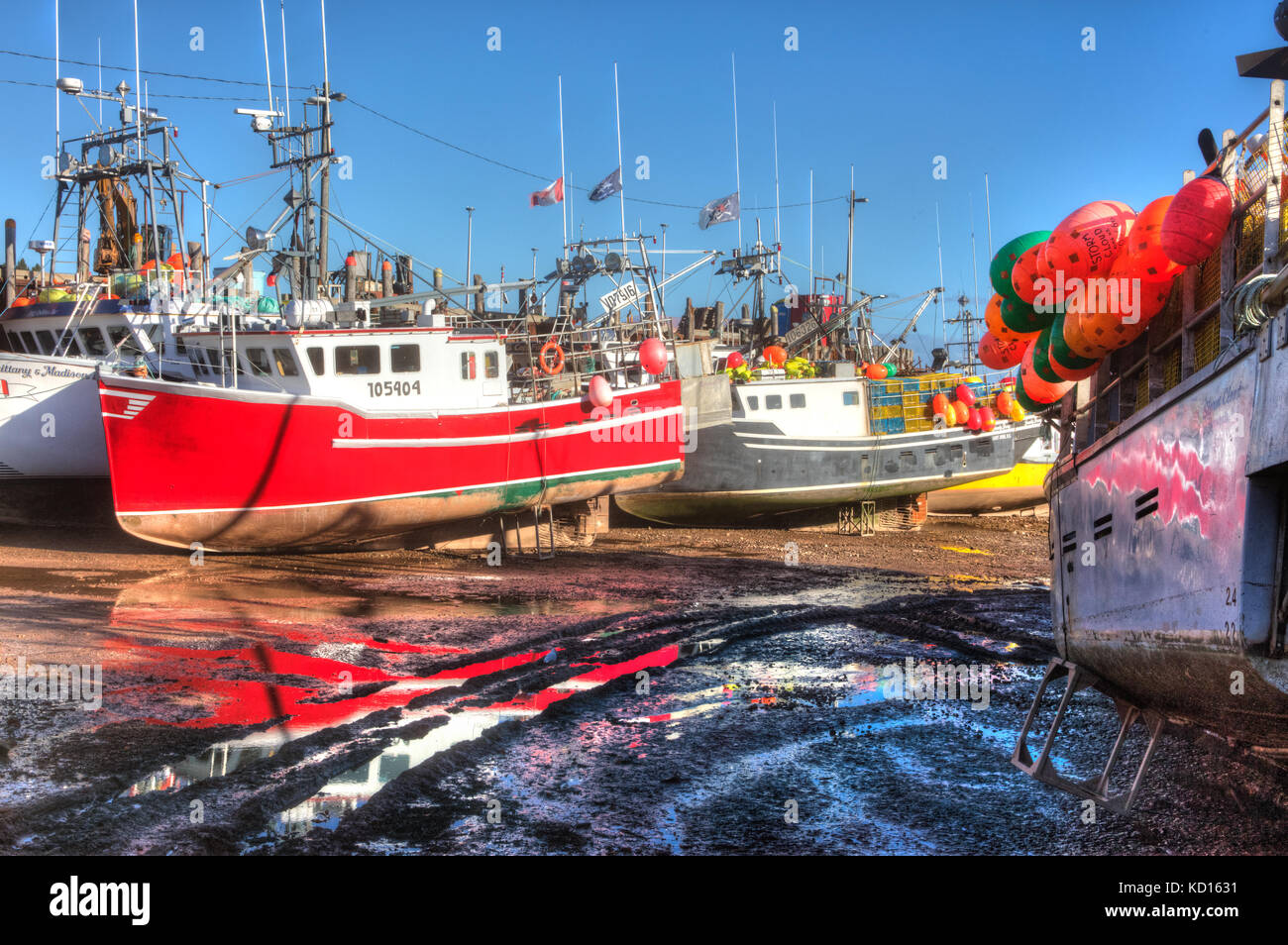 Barche da pesca a bassa marea, baia di Fundy, alma, New Brunswick, Canada Foto Stock