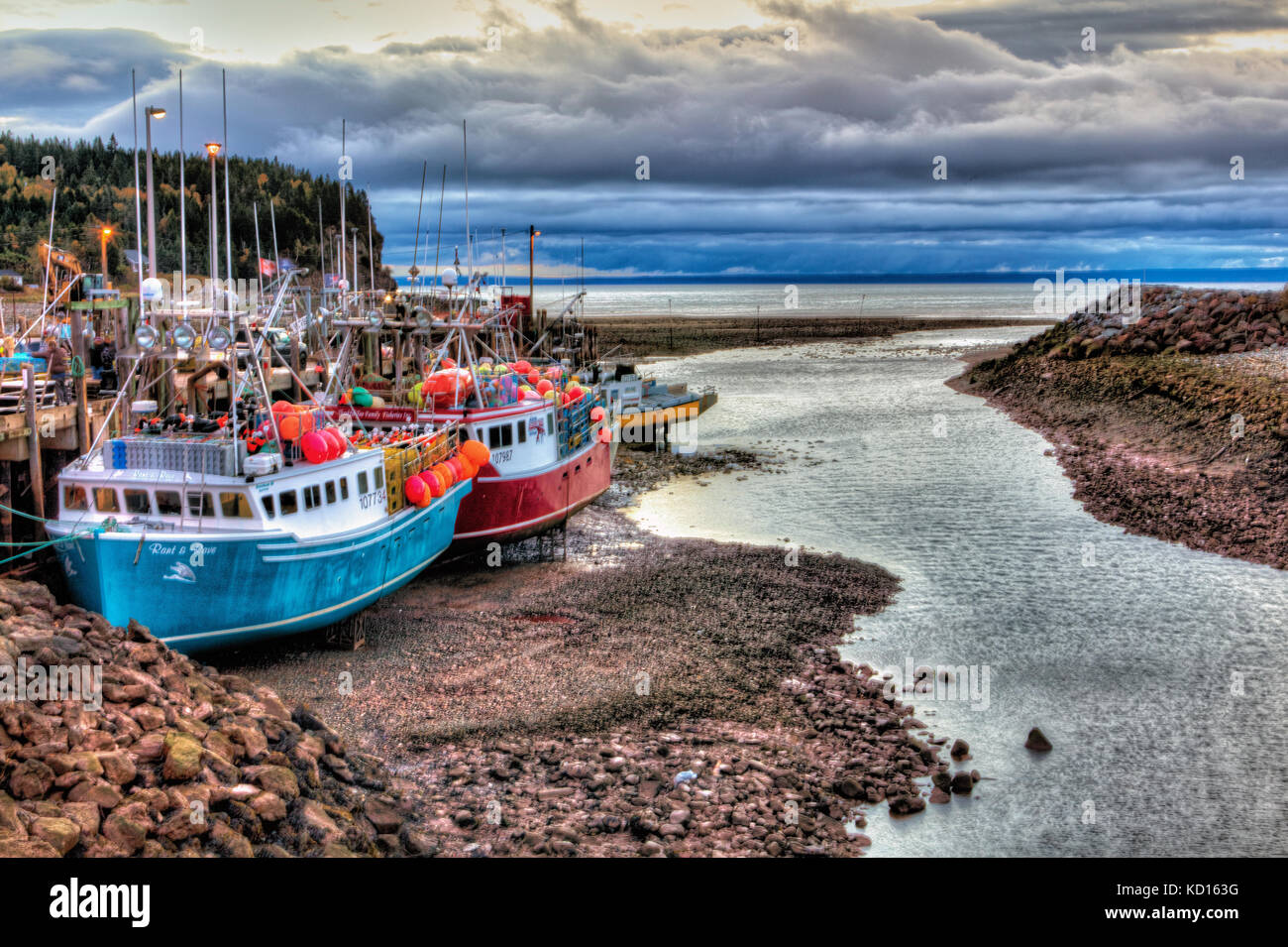 Barche da pesca a bassa marea, baia di Fundy, alma, New Brunswick, Canada Foto Stock