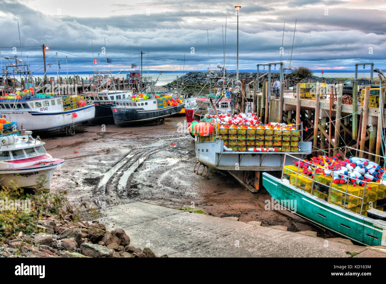 Barche da pesca a bassa marea, baia di Fundy, alma, New Brunswick, Canada Foto Stock
