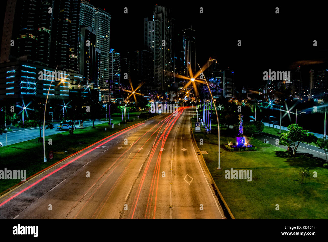 Il traffico delle ore di punta e grattacieli visto dalla cinta Costera bayside road a Città di Panama Foto Stock