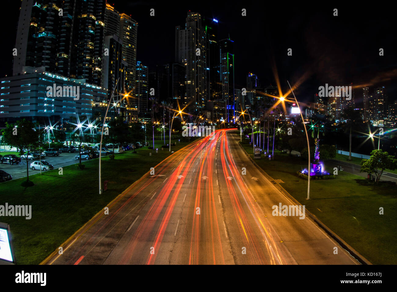 Il traffico delle ore di punta e grattacieli visto dalla cinta Costera bayside road a Città di Panama Foto Stock