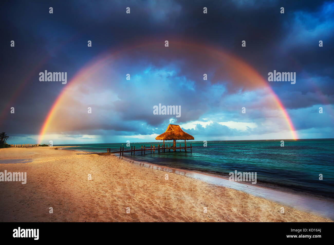 Rainbow oltre l'acqua legno villa a cap cana, Repubblica dominicana. Foto Stock