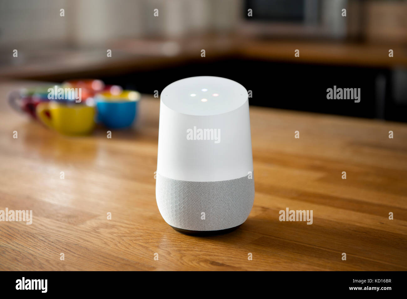 Il rilascio 2016 Home page di Google smart speaker e intelligent assistente personale colpo del dispositivo in un ambiente domestico (solo uso editoriale). Foto Stock