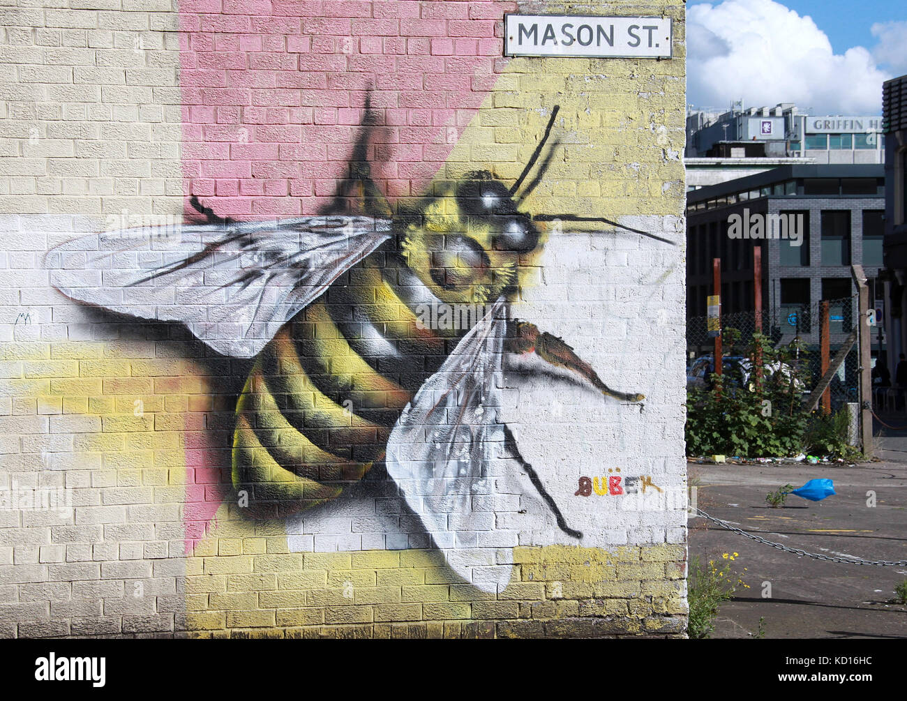 Mason Street con simbolici ape operaia arte di strada nel quartiere settentrionale di Manchester Foto Stock