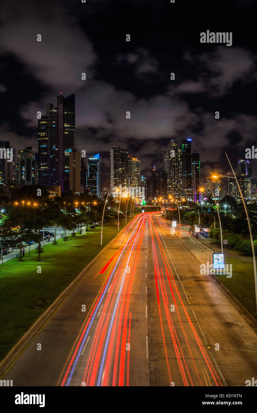 Il traffico delle ore di punta e grattacieli visto dalla cinta costera bayside road a città di Panama Foto Stock