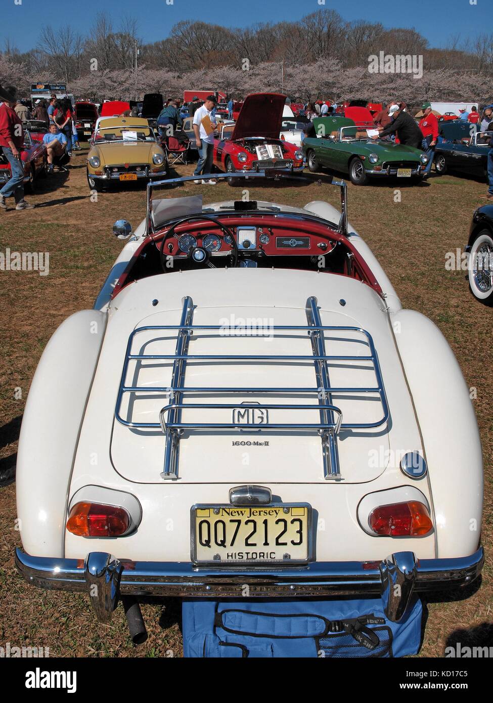 Spettacolo automobilistico britannico al lago Horseshoe a Roxbury, NJ, con un Mk 2 da 1962 MG-A in primo piano. Foto Stock