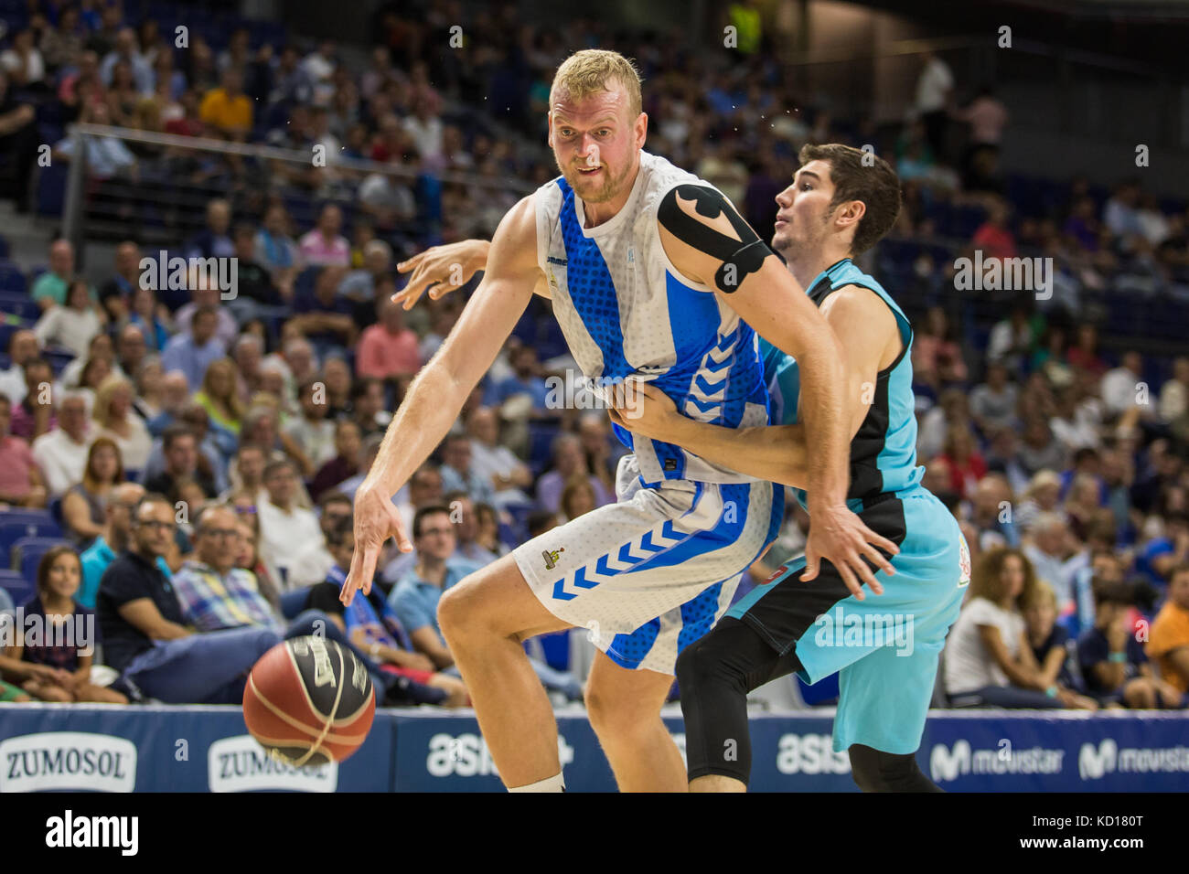 Madrid, Spagna. 8 ottobre 2017. Daniel Clark (L) e Darió Brizuela (R) durante la vittoria di Gipuzkoa Basket su Movistar Estudiantes (75-92) in Liga Endesa regolare stagione di gioco (giorno 3) celebrato a Madrid al Wizink Center. 8 Ottobre 2017 credito: Juan Carlos García Mate/Pacific Press/Alamy Live News Foto Stock