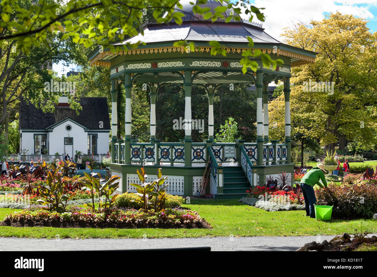 In legno ornati bandstand costruito per commemorare la Regina Vittoria per il Giubileo d oro nel 1887 e situato nel centro di Halifax Giardini Pubblici, Halifax, Nova Scotia, Canada. In fondo è il raro motivi Cafe Foto Stock