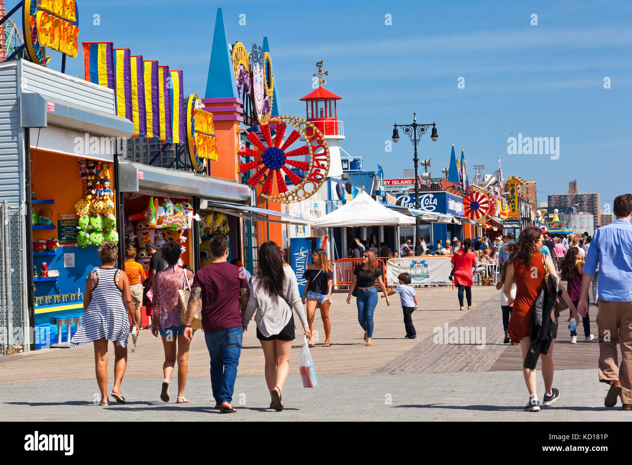 Comunemente noto come Coney Island Boardwalk, il Reigelmann Boarkwalk si estende per 2,5 miglia lungo la sponda sud di Coney Island ed è rivestito internamente con il parco dei divertimenti di giostre e attrazioni, Coney Island, Brooklyn, New York, New York, U.S.A. Foto Stock
