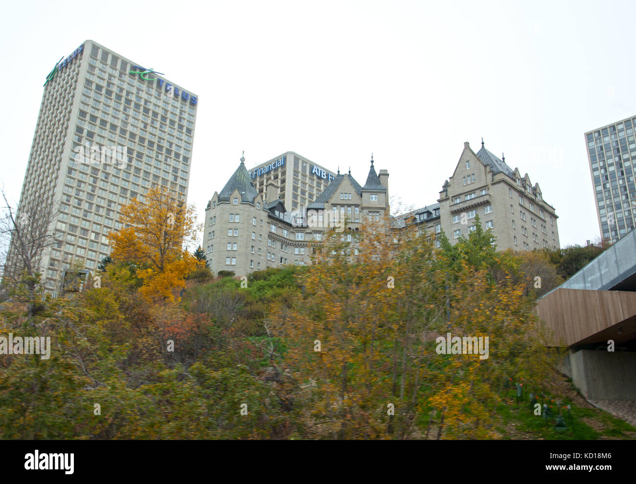 Vista editoriale sottostante del famoso Fairmont Hotel di Edmonton, con la Telus House e l'edificio finanziario ATB alle spalle Foto Stock